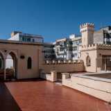 Raggiungiamo infine la vasta e incantevole terrazza che completa l�appartamento, l� da dove ammiriamo da vicino i fini decori di questo �castello�